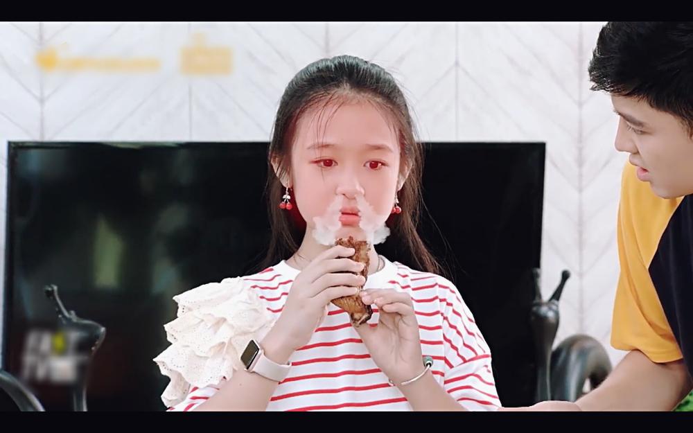 Học trò Diệu Nhi lấy mắm tôm để trị thói giành ăn của em gái trong tập 77 Gia đình là số 1-3