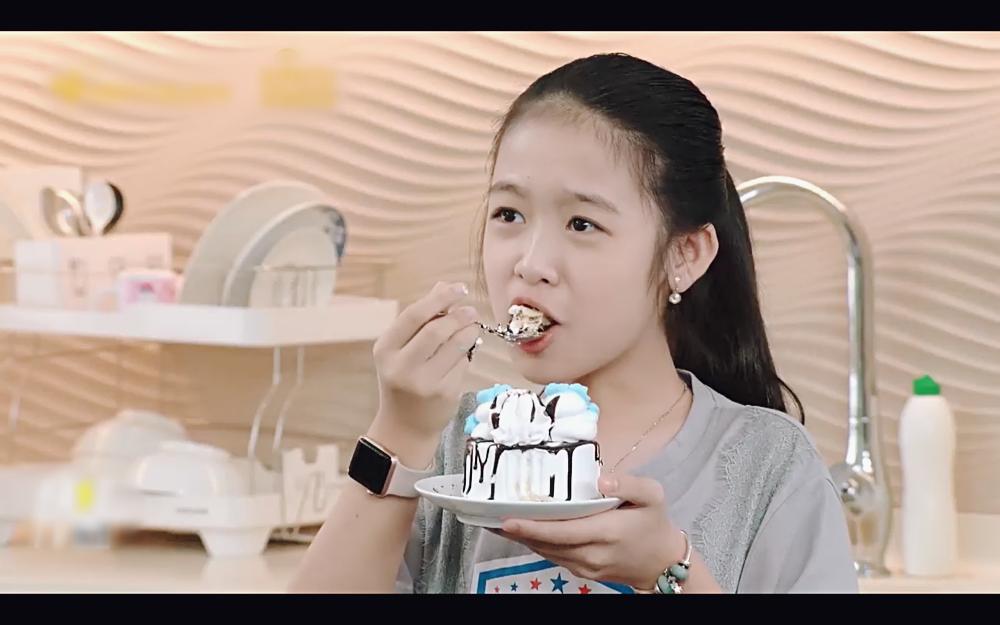 Học trò Diệu Nhi lấy mắm tôm để trị thói giành ăn của em gái trong tập 77 Gia đình là số 1-6