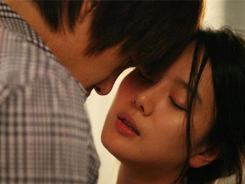 Chàng trai quỳ gối khóc lóc, om chân níu kéo bạn gái giữa đám đông khiến ai cũng ngán ngẩm-4