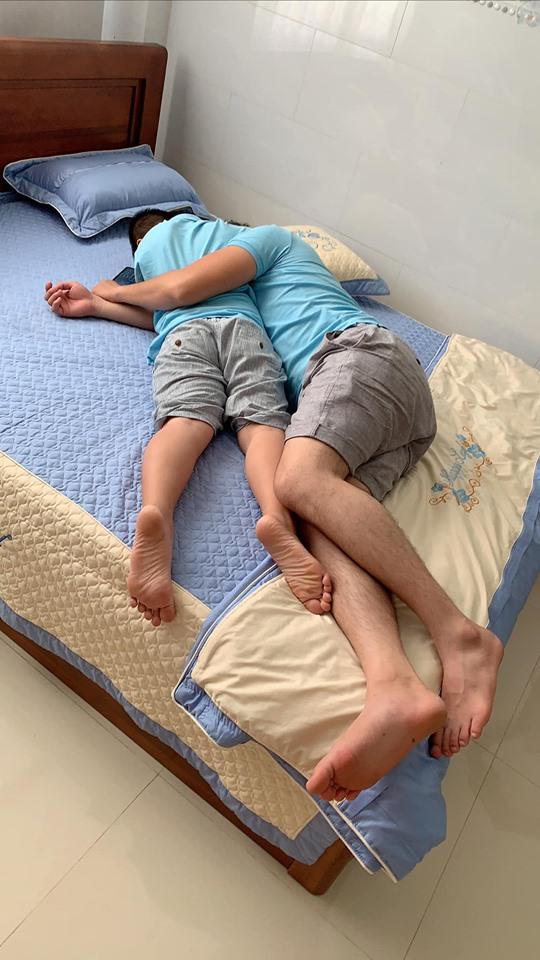 Nhìn loạt ảnh này giữa con trai Lê Phương và chồng trẻ - ai dám nghĩ là con riêng và bố dượng-7