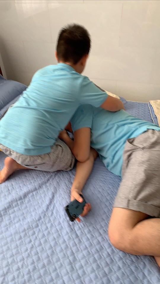 Nhìn loạt ảnh này giữa con trai Lê Phương và chồng trẻ - ai dám nghĩ là con riêng và bố dượng-9