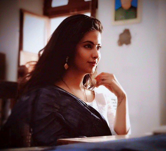 Nữ chính Anandi Cô dâu 8 tuổi lột xác thành thiếu nữ sexy khó cưỡng-5