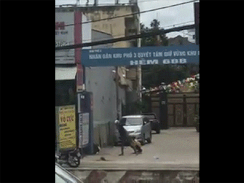 Cô gái một mực đòi lao đầu vào ô tô, đám đông náo loạn hét: ‘Trói lại, gọi công an đi’-1