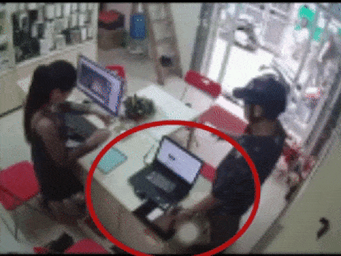 Chủ cửa hàng bối rối trước thủ đoạn trộm điện thoại tinh vi của nam thanh niên