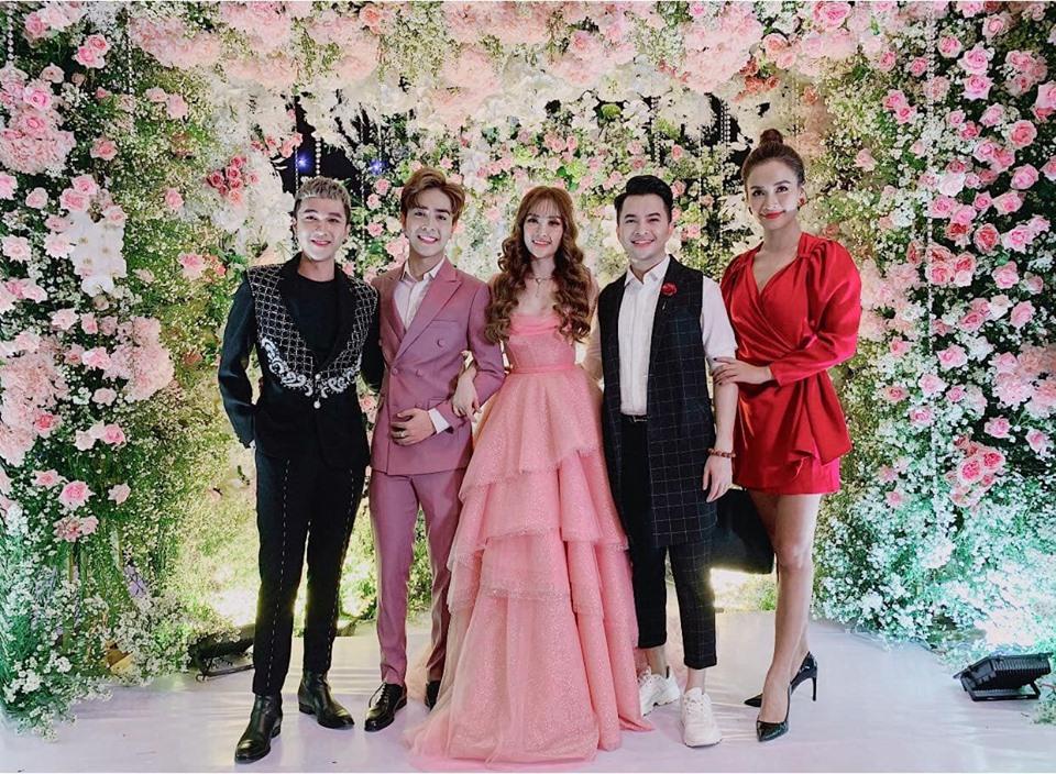 Trang điểm mặt trắng bóc trong đám cưới, Thu Thủy và chồng kém 10 tuổi bị ví như 2 tượng sáp-1