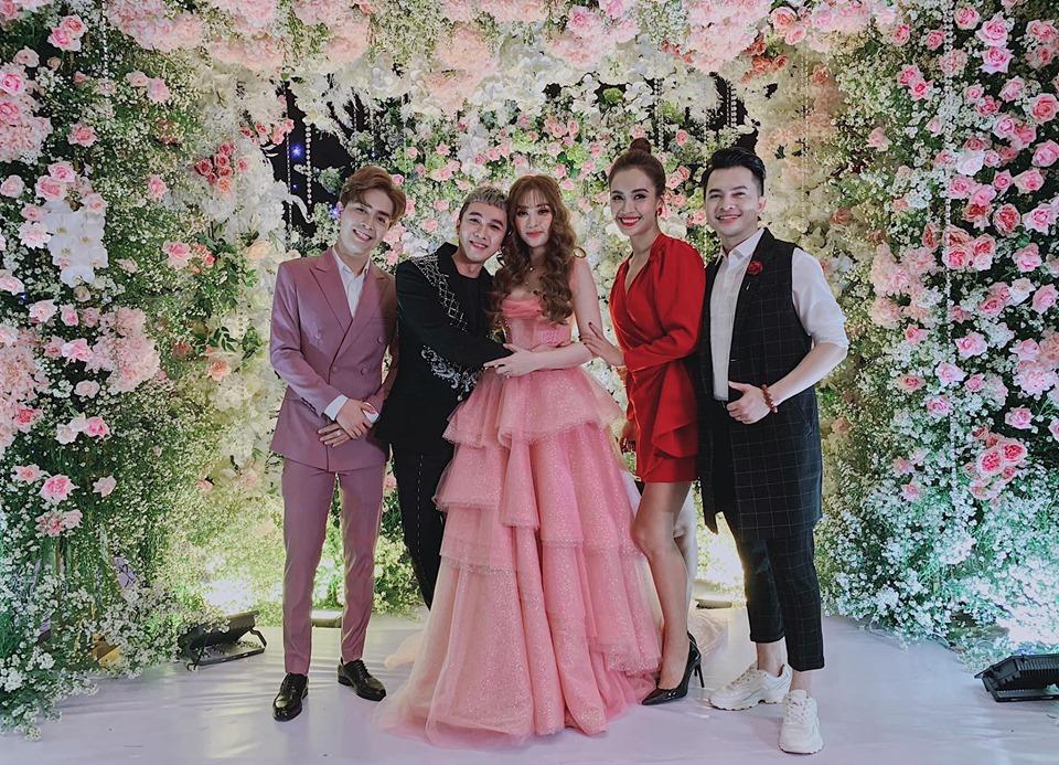 Trang điểm mặt trắng bóc trong đám cưới, Thu Thủy và chồng kém 10 tuổi bị ví như 2 tượng sáp-4