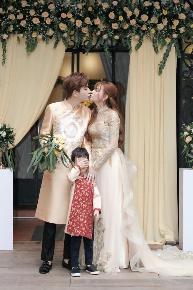 Trang điểm mặt trắng bóc trong đám cưới, Thu Thủy và chồng kém 10 tuổi bị ví như 2 tượng sáp-10