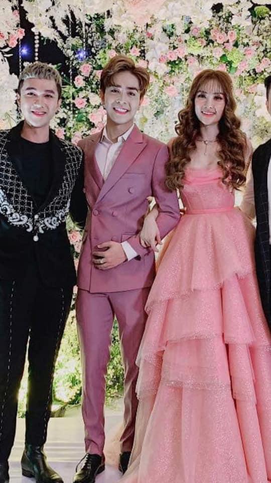 Trang điểm mặt trắng bóc trong đám cưới, Thu Thủy và chồng kém 10 tuổi bị ví như 2 tượng sáp-3