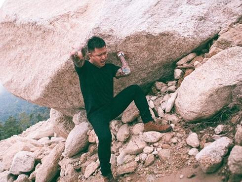 Bị thầy lang lợi dụng hình ảnh quảng cáo bệnh vảy nến, Tuấn Hưng quát tháo: 'Đồ dơ dáy, mất nhân tính'