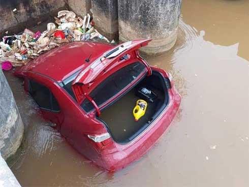 Xế hộp bẻ lái lao xuống mương, kẹt cứng giữa cống nước ở Bắc Giang