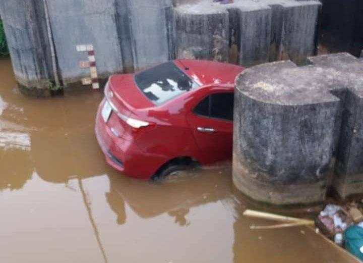 Xế hộp bẻ lái lao xuống mương, kẹt cứng giữa cống nước ở Bắc Giang-2