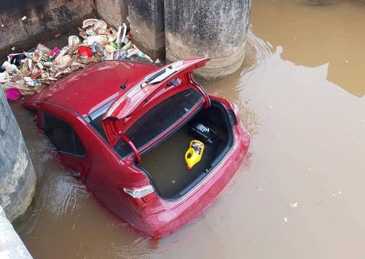 Xế hộp bẻ lái lao xuống mương, kẹt cứng giữa cống nước ở Bắc Giang-1