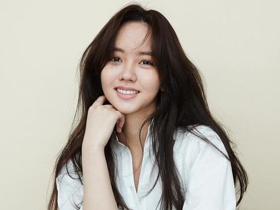 Người hâm mộ lo lắng nghe tin 'em gái mưa' Kim So Hyun bị ngã ngựa khi đang quay phim