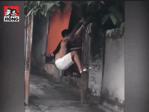 Clip: Vừa buồn cười vừa ‘sôi máu’ nhìn nam thanh niên đánh đu đến mức... đổ cả trụ cổng luôn Clip: Vừa buồn cười vừa ‘sôi máu’ nhìn nam thanh niên đánh đu đến mức... đổ cả trụ cổng luôn