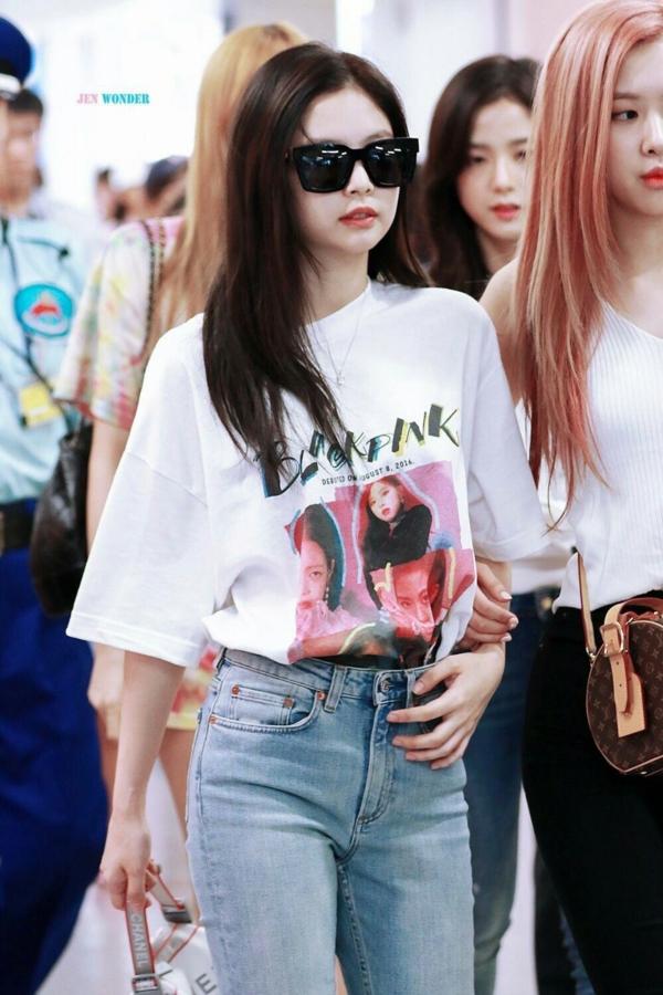 Level gợi cảm của Jennie (Black Pink) tại sân bay ngày càng thăng cấp, đảm bảo không ngán ai-1