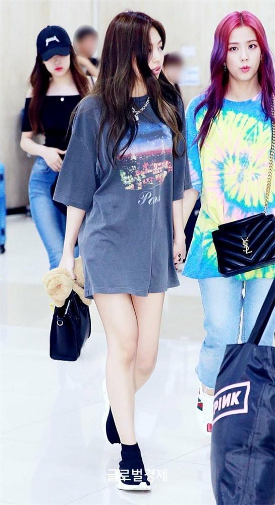 Level gợi cảm của Jennie (Black Pink) tại sân bay ngày càng thăng cấp, đảm bảo không ngán ai-3