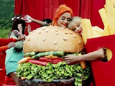 Katy Perry đăng ảnh quảng cáo giày, fan liền đặt nghi vấn về màn hợp tác với Taylor Swift nhờ chi tiết lạ