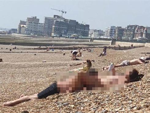 Cặp nam nữ gây sốc khi chiếm hết chỗ ngồi, nằm ôm hôn phản cảm trong quán nước nổi tiếng ở Hà Nội-2