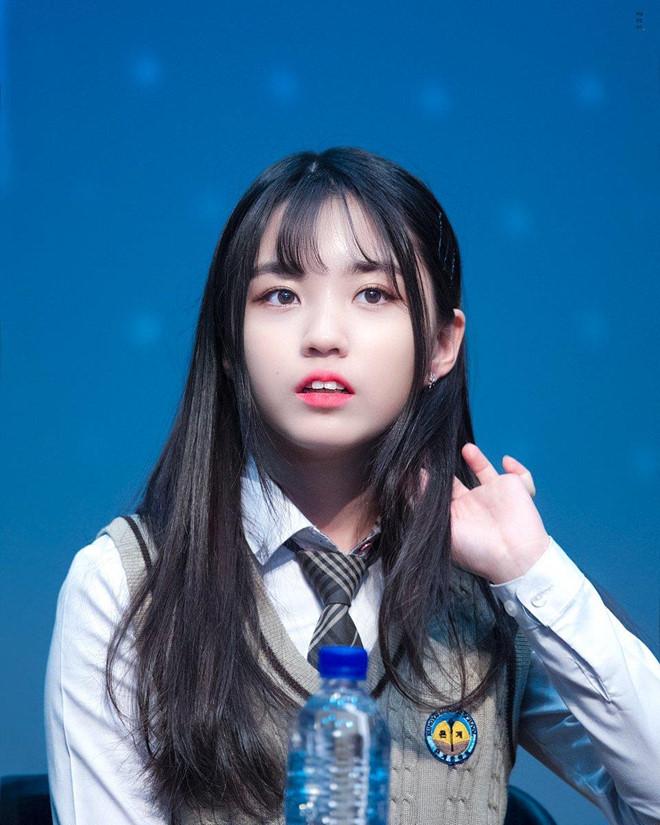 Nữ ca sĩ 14 tuổi bị khán giả chỉ trích mặc đồ hở hang-6