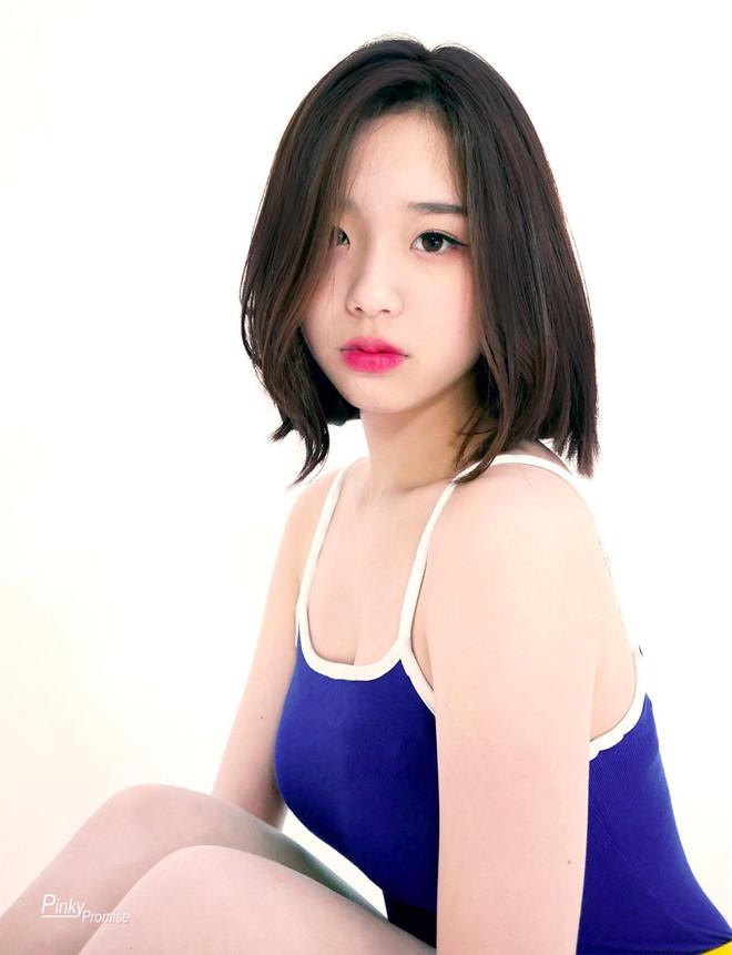 Nữ ca sĩ 14 tuổi bị khán giả chỉ trích mặc đồ hở hang-4