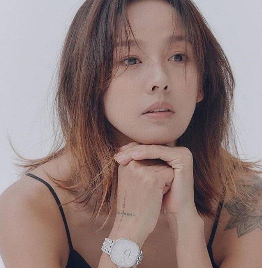 Bước sang tuổi 40, nữ hoàng gợi cảm Lee Hyori vẫn tự tin để mặt mộc, thả rông trên bìa tạp chí-2