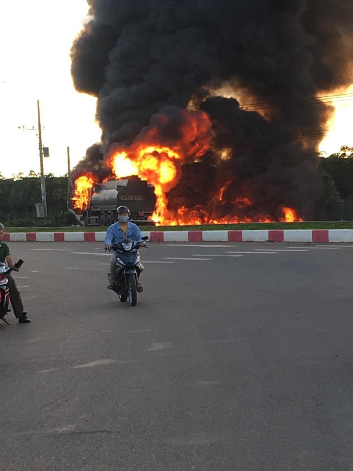 Nóng: Xe tải tông xe bồn phát nổ, ngọn lửa bốc lên dữ dội làm ít nhất 2 người chết-1