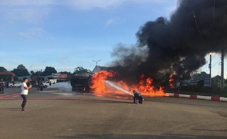 Nóng: Xe tải tông xe bồn phát nổ, ngọn lửa bốc lên dữ dội làm ít nhất 2 người chết-3