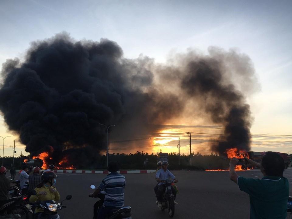 Nóng: Xe tải tông xe bồn phát nổ, ngọn lửa bốc lên dữ dội làm ít nhất 2 người chết-4