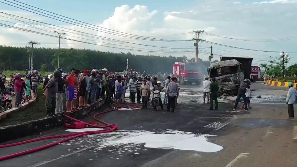 Nóng: Xe tải tông xe bồn phát nổ, ngọn lửa bốc lên dữ dội làm ít nhất 2 người chết-5