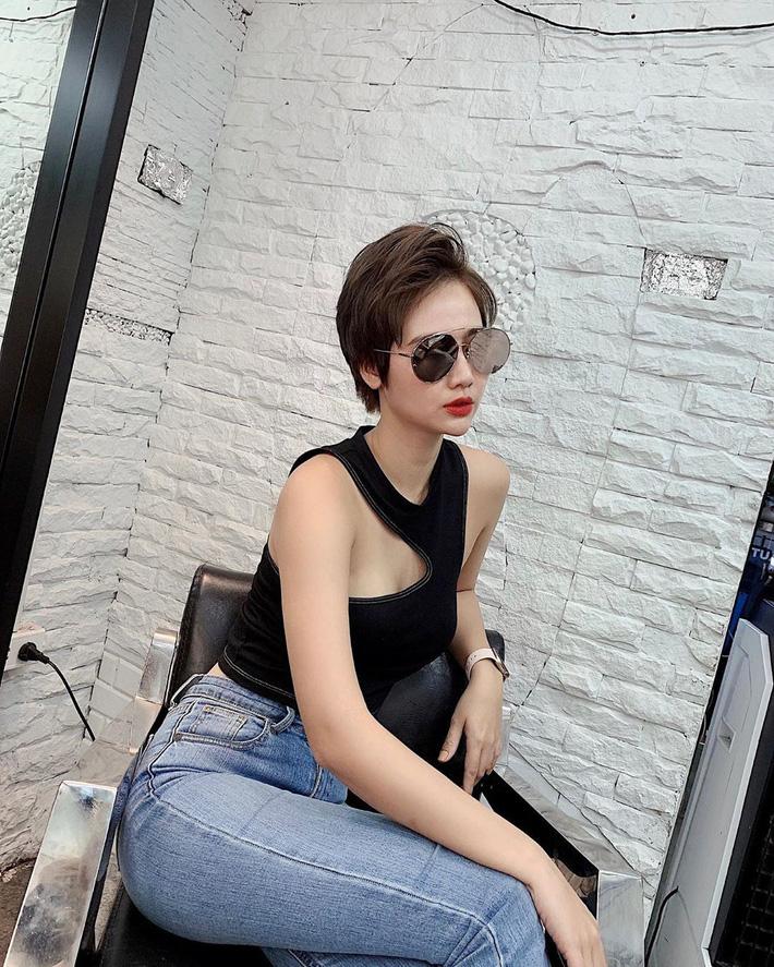 Hậu ly hôn, Huyền Lizzie cắt phăng mái tóc dài bánh bèo sang kiểu tóc siêu tém cực kỳ cá tính-1