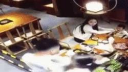 Bắt bặp vợ đi ăn với nhân tình, chồng hất cả nồi lẩu đang sôi sùng sục vào mặt nam thanh niên ở Trung Quốc