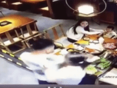 Bắt bặp vợ đi ăn với nhân tình, chồng hất cả nồi lẩu đang sôi sùng sục vào mặt nam thanh niên ở Trung Quốc Bắt bặp vợ đi ăn với nhân tình, chồng hất cả nồi lẩu đang sôi sùng sục vào mặt nam thanh niên ở Trung Quốc