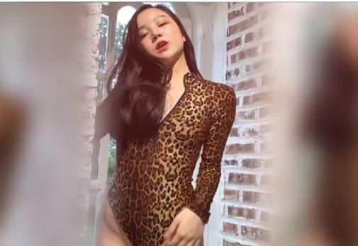 Hotgirl ngủ gật gây sốc khi khoe clip uốn éo trên bàn như đuông dừa: Người khen sexy, kẻ ném đá vì quá phản cảm-3