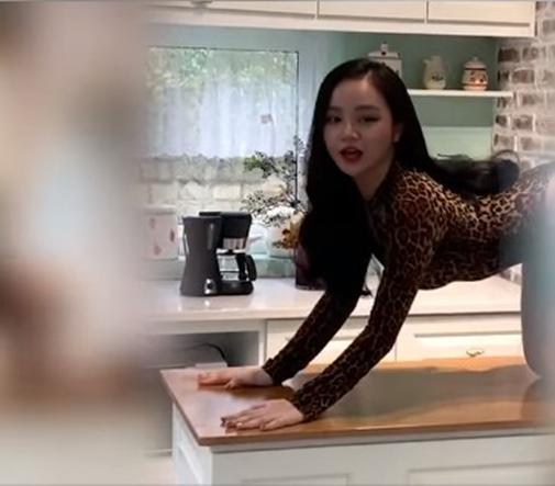 Hotgirl ngủ gật gây sốc khi khoe clip uốn éo trên bàn như đuông dừa: Người khen sexy, kẻ ném đá vì quá phản cảm-4