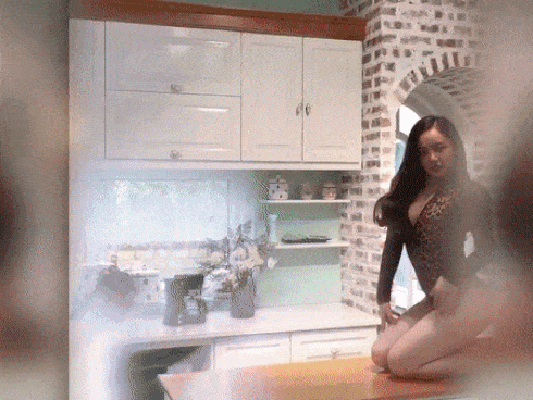 'Hotgirl ngủ gật' gây sốc khi khoe clip uốn éo trên bàn như đuông dừa: Người khen sexy, kẻ 'ném đá' vì quá phản cảm