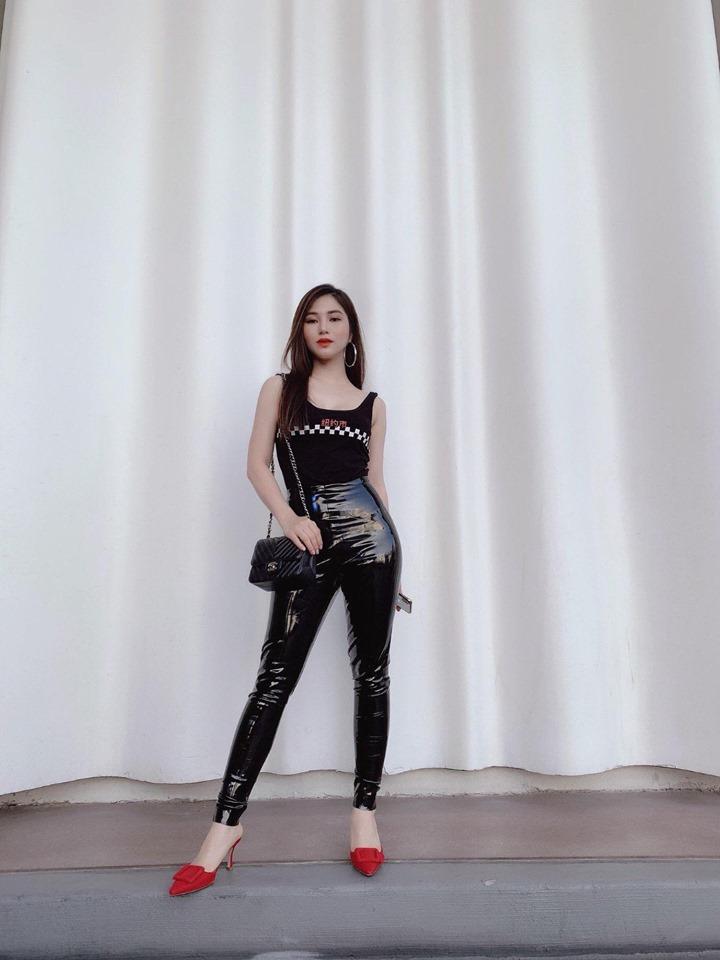 Bị nghi sang Mỹ sinh con, Hương Tràm liên tiếp khoe clip nhảy cực sung trên bar chứng minh thắt đáy lưng ong-2