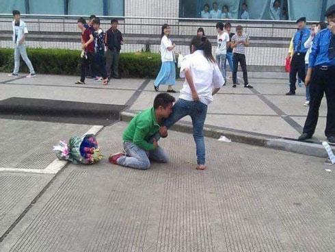 Chàng trai quỳ gối khóc lóc, om chân níu kéo bạn gái giữa đám đông khiến ai cũng ngán ngẩm