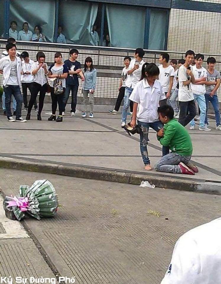 Chàng trai quỳ gối khóc lóc, om chân níu kéo bạn gái giữa đám đông khiến ai cũng ngán ngẩm-1
