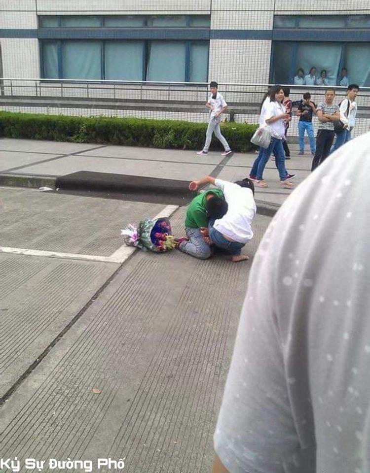 Chàng trai quỳ gối khóc lóc, om chân níu kéo bạn gái giữa đám đông khiến ai cũng ngán ngẩm-3