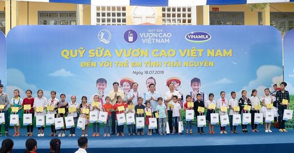 70.000 ly sữa Vinamilk đến với học sinh ATK Định Hóa-2