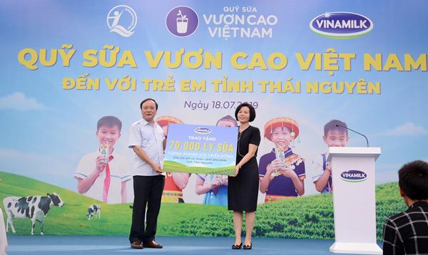 70.000 ly sữa Vinamilk đến với học sinh ATK Định Hóa-1