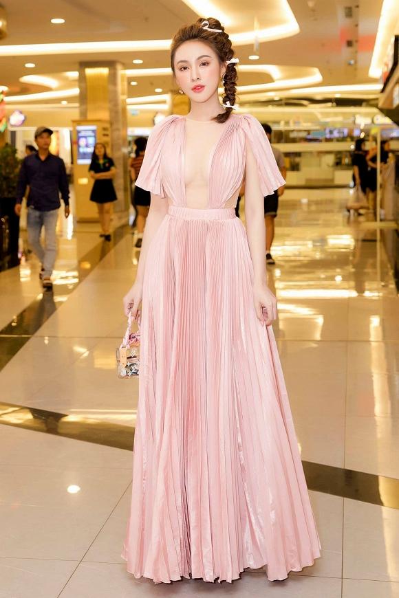 Sam - Hồ Ngọc Hà diện đầm xuyên thấu phô trọn ngóc ngách cơ thể mà không hề phản cảm-5