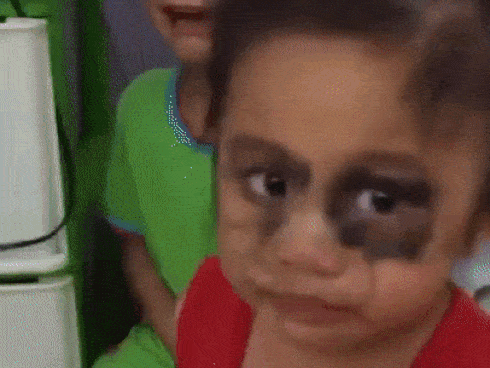 Cai nghiện điện thoại cho con bằng cách bôi mặt đen xì, 2 em bé sợ khóc thét khiến dân mạng cười muốn xỉu-2