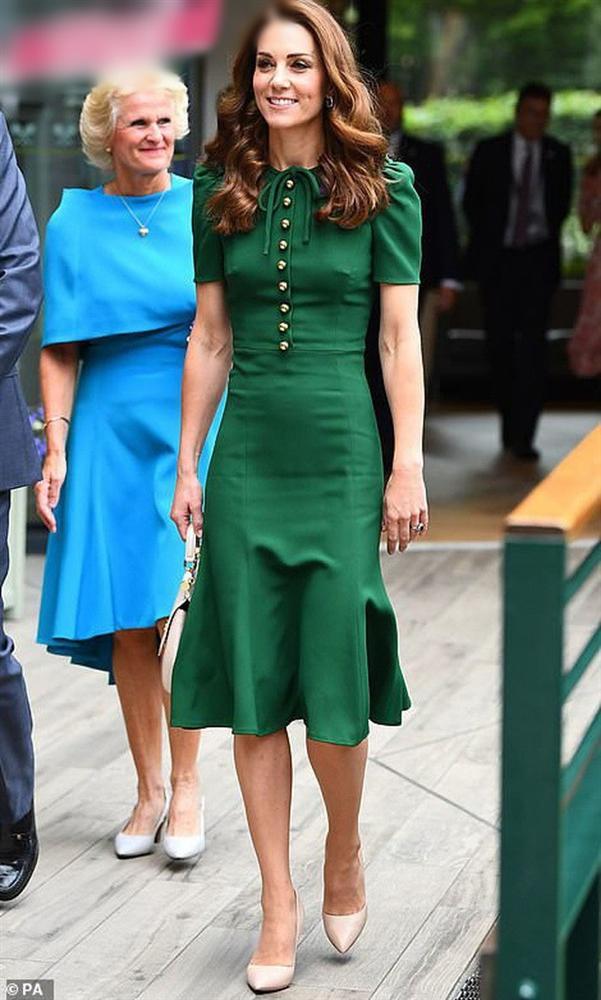 Lộ nội y hớ hênh, Phượng Chanel - Ngân 98 đứng đầu TOP SAO MẶC XẤU tuần qua-7