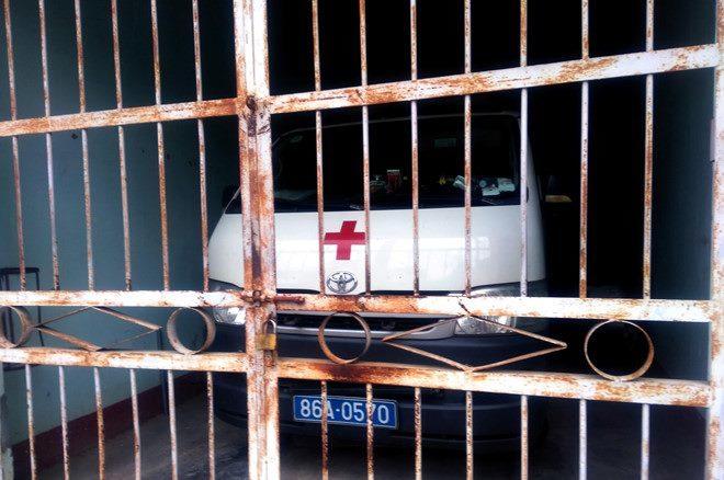 Trên đường cấp cứu, bỏ bệnh nhân xuống đường vào đăng kiểm xe cứu thương-1