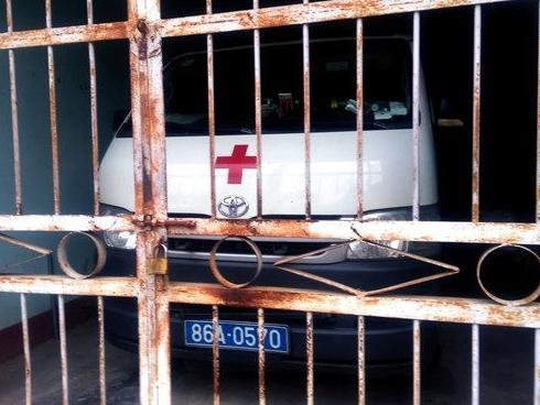 Trên đường cấp cứu, bỏ bệnh nhân xuống đường vào đăng kiểm xe cứu thương