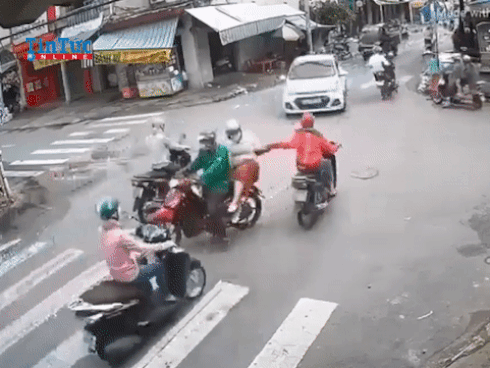 Súng nổ liên tiếp khi cướp xông vào ngân hàng Vietcombank ở Thanh Hóa-4