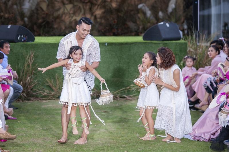 Nghệ sĩ hài Anh Đức bất ngờ mặc áo lưới, trình diễn thời trang với vai trò vedette-13