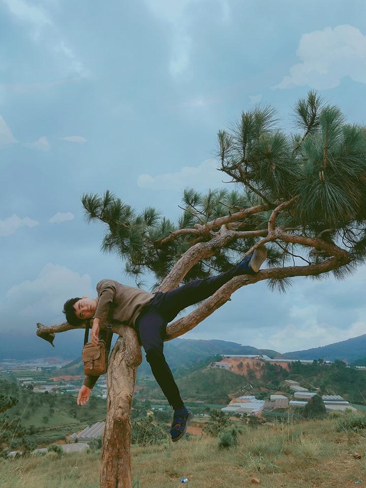 Thanh niên chơi trội chụp bộ ảnh vừa đi chơi vừa ngủ gật tại Đà Lạt không ngờ nhận cơn bão chia sẻ mạng xã hội-1