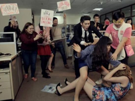 Ông chủ thầu xây dựng bị đánh ghen ở khách sạn, ôm vợ xin tha thứ